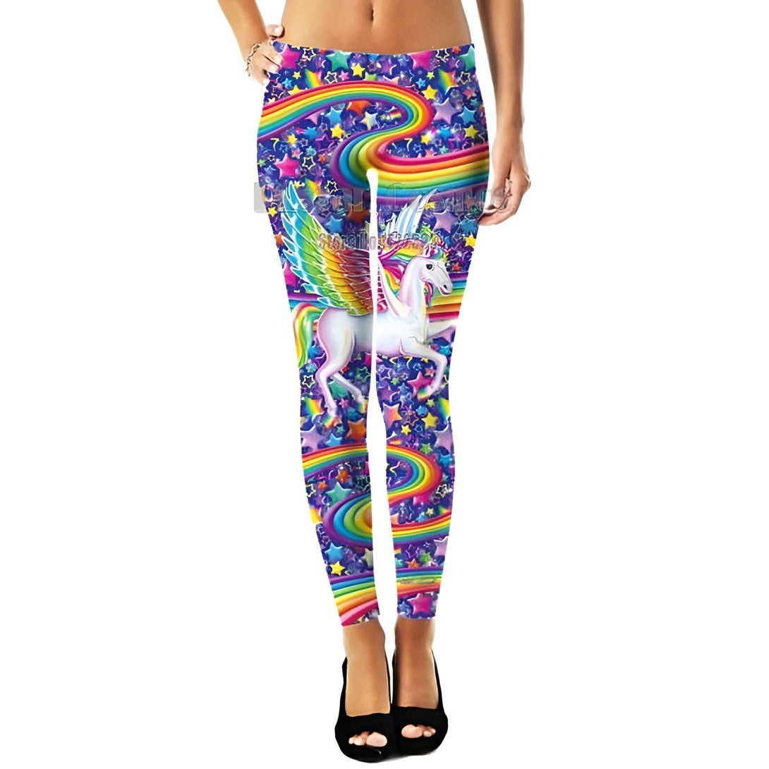 Femme portant un legging imprimé avec un motif de licorne ailée blanche, des étoiles multicolores et un arc-en-ciel sinueux sur un fond violet. Elle porte des chaussures à talons noires., 45502381523199,45502381555967,45502381588735,45502381621503,45502381654271,45502381687039,45502381719807,45502381752575 | Licorne Shop