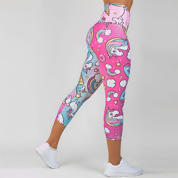 Legging capri imprimé licorne et arc-en-ciel, motif fantaisie rose et bleu. Vêtement de sport original, confortable et coloré., 45501892952319,45501892985087,45501893017855,45501893050623,45501893083391,45501893116159,45501893148927,45501893181695 | Licorne Shop