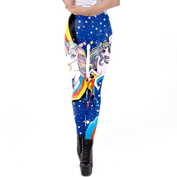 Legging bleu à motifs d'licornes et d'étoiles, porté avec des bottes noires à plateforme. L'imprimé coloré présente des arcs-en-ciel. Style fantaisie et original., 45502372315391,45502372348159,45502372380927,45502372413695,45502372446463,45502372479231,45502372511999,45502372544767 | Licorne Shop
