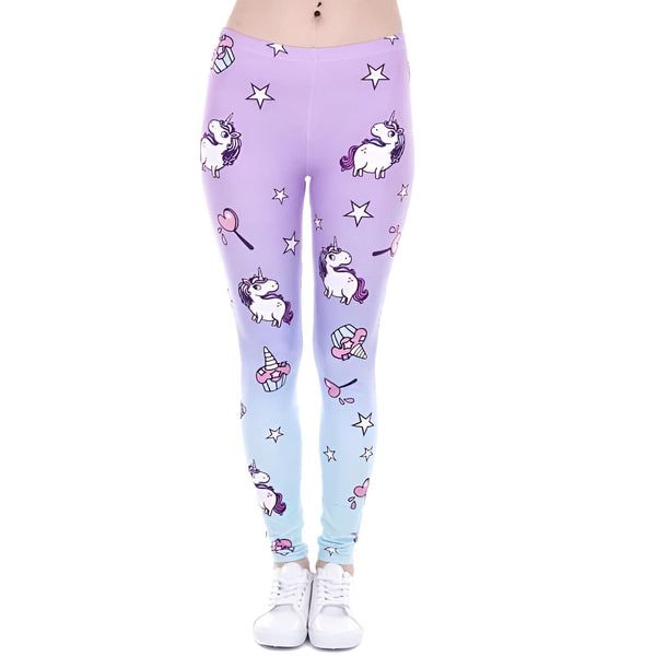 Leggings fantaisie lilas et bleus avec motif licornes, étoiles, sucettes et cupcakes, portés avec des baskets blanches. Style Kawaii, mode femme., 45502373396735,45502373429503,45502373462271,45502373495039,45502373527807,45502373560575,45502373593343,45502373626111 | Licorne Shop