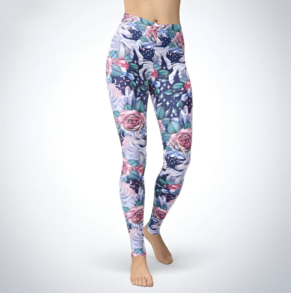 Legging fantaisie à motifs floraux et licornes, portés par une femme sur fond blanc. Un look original et confortable pour le sport ou le quotidien., 45502378443007,45502378475775,45502378508543,45502378541311,45502378574079,45502378606847,45502378639615,45502378672383 | Licorne Shop