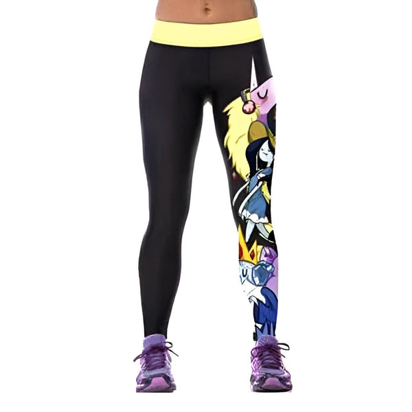 Leggings noirs avec des personnages de dessins animés sur une jambe, portés par une femme. La taille est jaune, et elle porte des baskets violettes., 45501931094271,45501931127039,45501931159807,45501931192575,45501931225343,45501931258111,45501931290879,45501931323647 | Licorne Shop