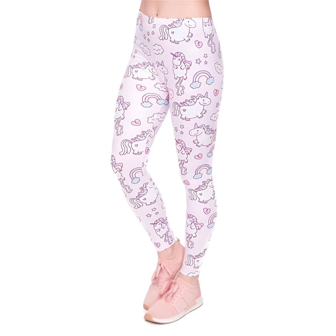 Legging blanc avec un motif d'unicorne, arc-en-ciel, nuages et étoiles roses et bleus. Porté avec des baskets roses. Vêtements pour enfants, leggings pour filles., 45502381261055,45502381293823,45502381326591,45502381359359,45502381392127,45502381424895,45502381457663,45502381490431 | Licorne Shop