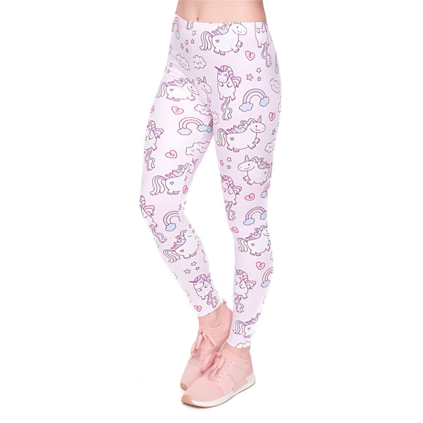 Legging blanc avec un motif d'unicorne, arc-en-ciel, nuages et étoiles roses et bleus. Porté avec des baskets roses. Vêtements pour enfants, leggings pour filles., 45502381261055,45502381293823,45502381326591,45502381359359,45502381392127,45502381424895,45502381457663,45502381490431 | Licorne Shop