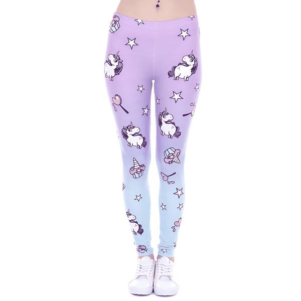 Personne portant un legging lilas avec des motifs d'licornes, d'étoiles et de friandises, dégradé en bleu clair vers le bas. Chaussures de sport blanches. Style fantaisie et coloré., 45501889511679,45501889544447,45501889577215,45501889609983,45501889642751,45501889675519,45501889708287,45501889741055 | Licorne Shop
