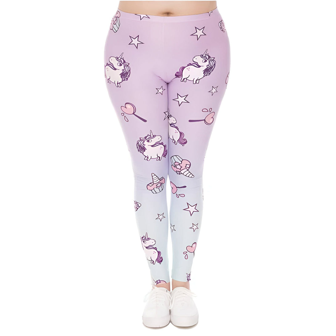 Image de leggings lilas dégradé avec des motifs d'unicorne, d'étoiles, de coeurs et de sucreries. Une femme portant des espadrilles blanches présente ces leggings fantaisistes., 45502373921023,45502373953791,45502373986559,45502374019327,45502374052095,45502374084863,45502374117631,45502374150399 | Licorne Shop
