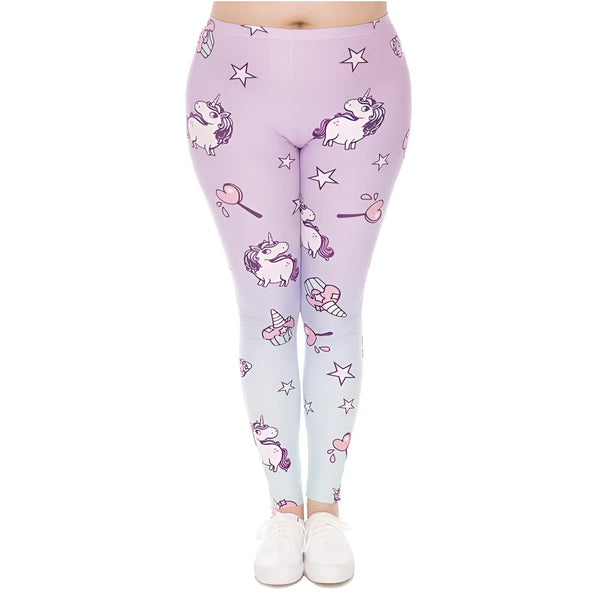 Image de leggings lilas dégradé avec des motifs d'unicorne, d'étoiles, de coeurs et de sucreries. Une femme portant des espadrilles blanches présente ces leggings fantaisistes., 45502373921023,45502373953791,45502373986559,45502374019327,45502374052095,45502374084863,45502374117631,45502374150399 | Licorne Shop