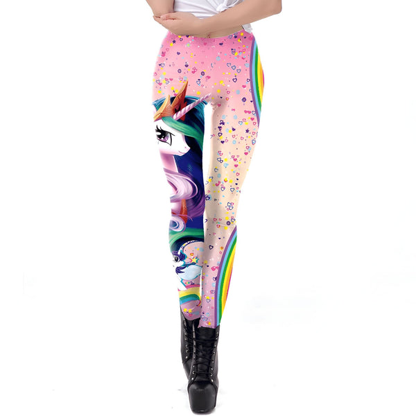 Legging imprimé avec motif de licorne et arc-en-ciel. Pantalon moulant coloré, idéal pour les fans de contes de fées. Style unique et fantaisiste, parfait pour ajouter une touche de magie à votre garde-robe. Porté avec des bottines noires à plateforme., 45502381785343,45502381818111,45502381850879,45502381883647,45502381916415,45502381949183,45502381981951,45502382014719 | Licorne Shop