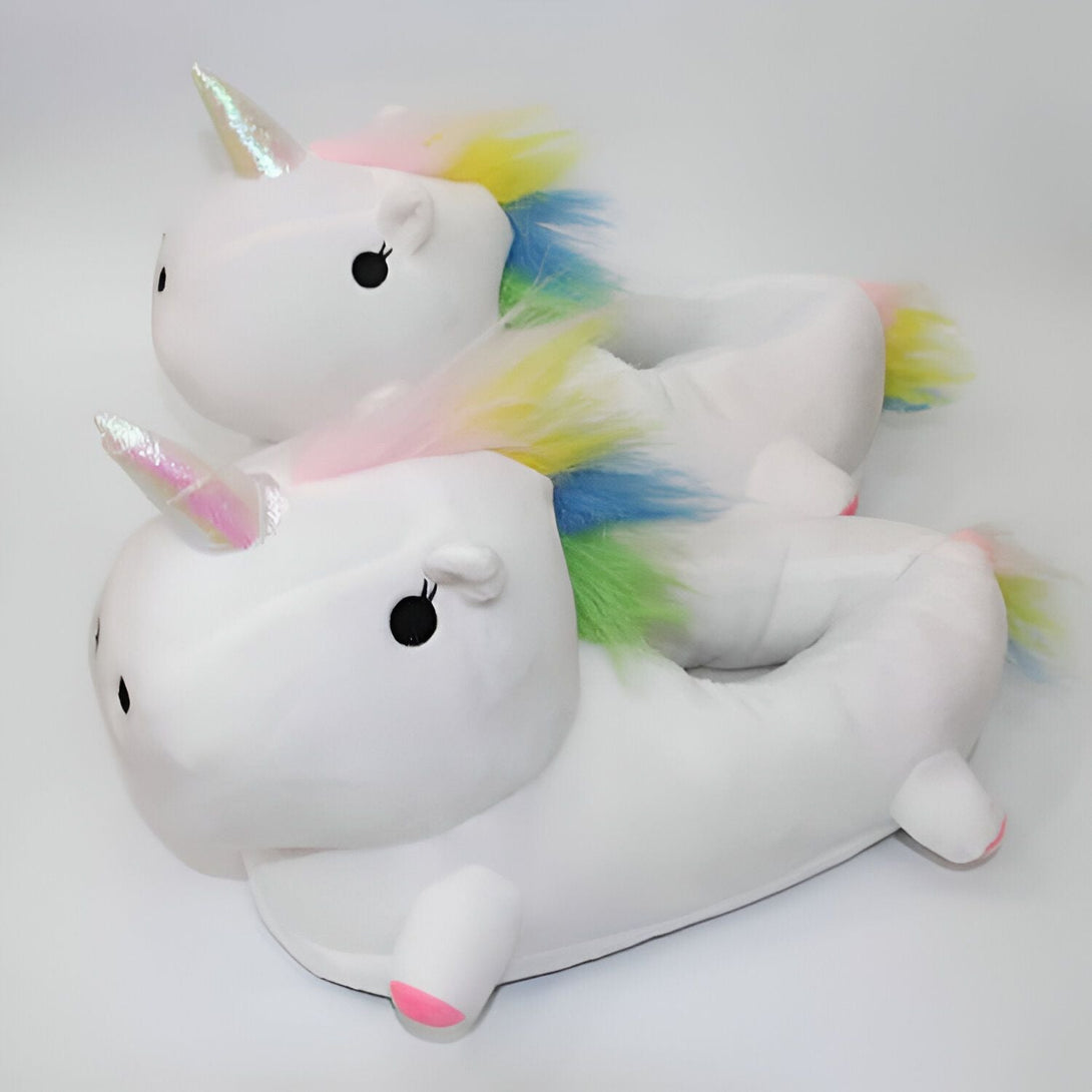 Vue rapprochée de chaussons licorne blanches et multicolores. Chaussons fantaisie et confortables. Idée cadeau originale., 45502272438527,45502272471295,45502272504063,45502272536831,45502272569599,45502272602367,45502272635135,45502272667903,45502272700671 | Licorne Shop