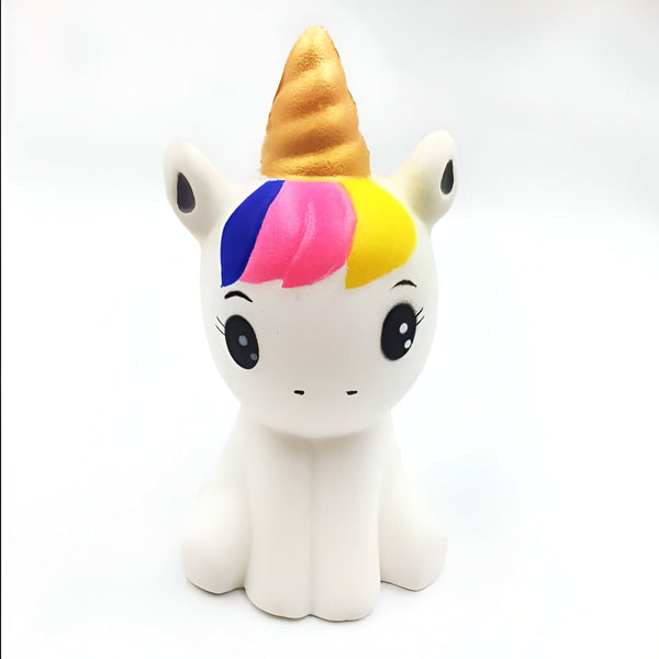 Un squishy licorne blanc avec une corne dorée et une crinière arc-en-ciel (bleu, rose, jaune). Le jouet a de grands yeux noirs et est assis., 45502408851711 | Licorne Shop