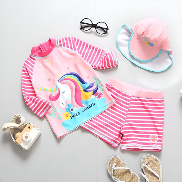 Ensemble de bain pour enfant : maillot de bain rose rayé avec motif licorne, chapeau de soleil assorti, lunettes et sandales. Idéal pour la plage ou la piscine., 45501241852159 | Licorne Shop