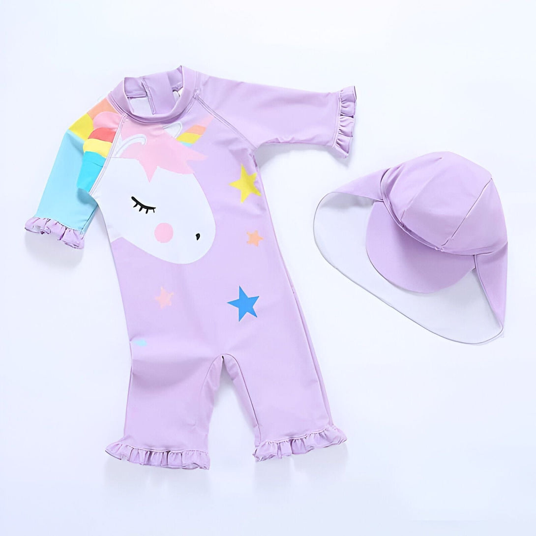 Combinaison de bain lilas pour enfant avec motif licorne et manches arc-en-ciel, accompagnée d'un chapeau assorti pour la plage et la piscine. Idéal pour protéger la peau sensible des rayons du soleil., 45501121364223 | Licorne Shop