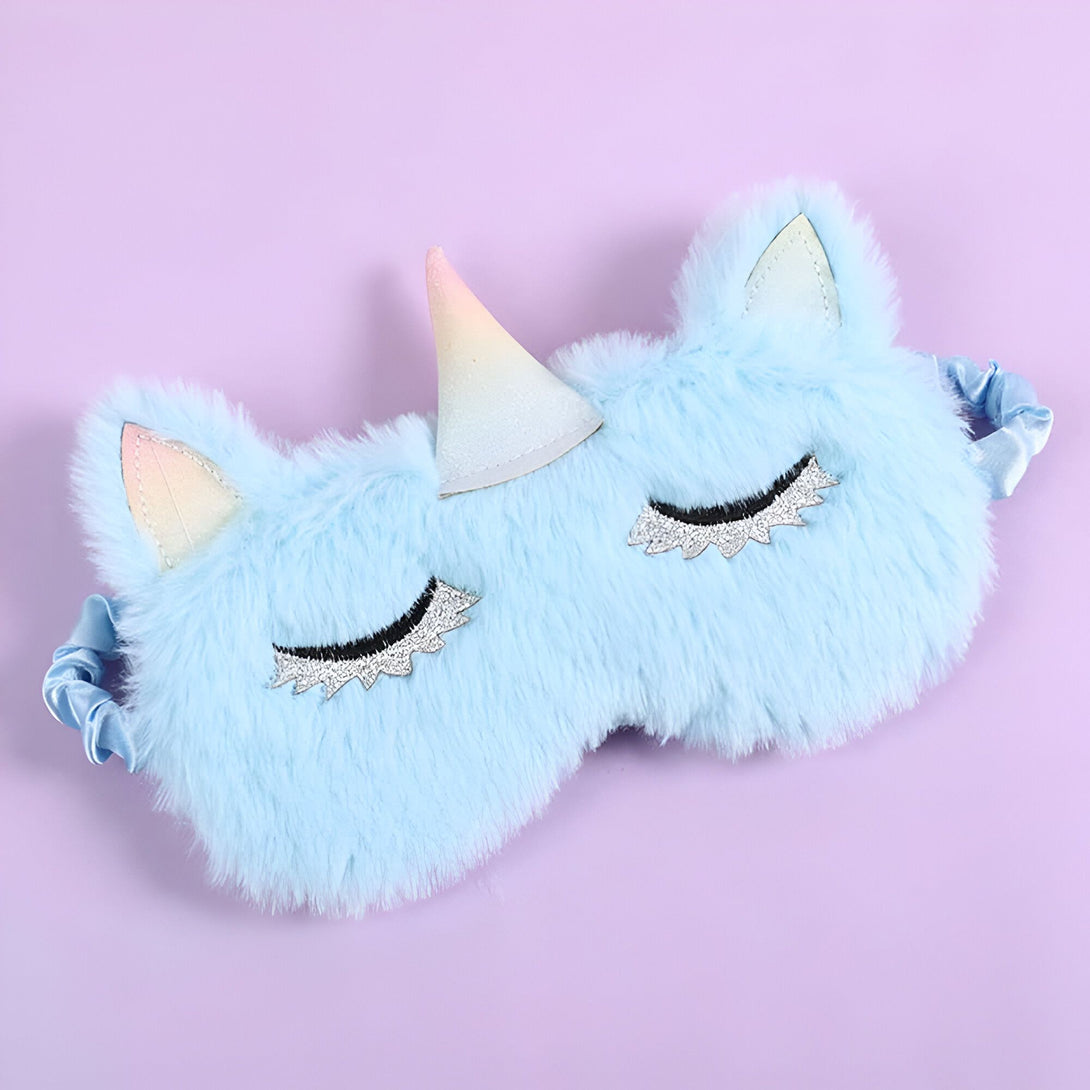 Masque de sommeil en fausse fourrure bleu clair en forme de licorne avec une corne brillante et des yeux brodés sur un fond violet. Accessoire de nuit doux et amusant pour un sommeil réparateur., 45501059924223 | Licorne Shop