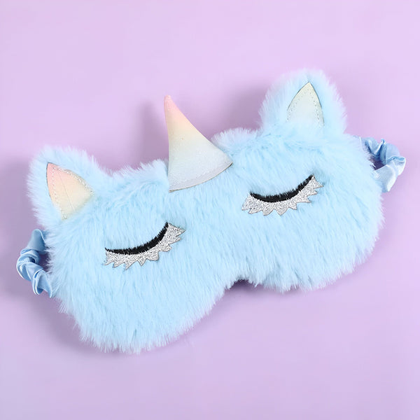 Masque de sommeil en fausse fourrure bleu clair en forme de licorne avec une corne brillante et des yeux brodés sur un fond violet. Accessoire de nuit doux et amusant pour un sommeil réparateur., 45501059924223 | Licorne Shop