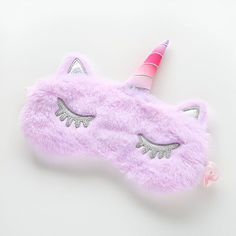 Masque de sommeil licorne en peluche lilas avec des cils brodés gris et une corne rose et argentée sur fond blanc. Idéal pour un sommeil doux et paisible., 45501057270015 | Licorne Shop