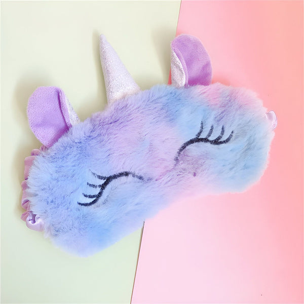 Masque de sommeil licorne en peluche multicolore (bleu, violet, rose) avec des cils brodés, une corne argentée scintillante et des oreilles violettes. Accessoire de sommeil confortable et fantaisiste pour un repos optimal., 45501057433855 | Licorne Shop