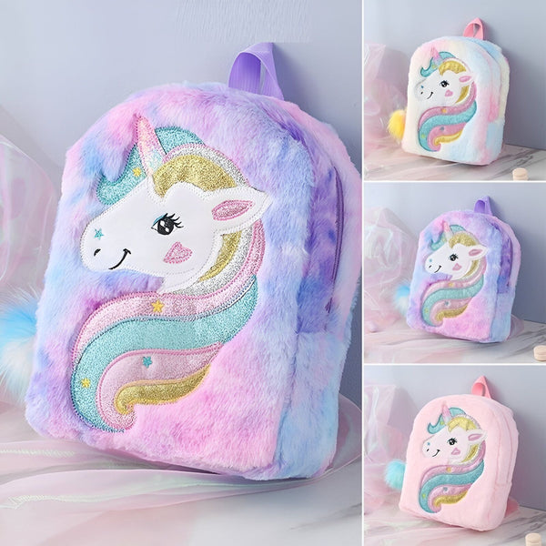 Une peluche de sac à dos de licorne. La peluche est rose et violette avec une crinière et une queue arc-en-ciel. Il y a une étoile jaune sur le côté du sac à dos.