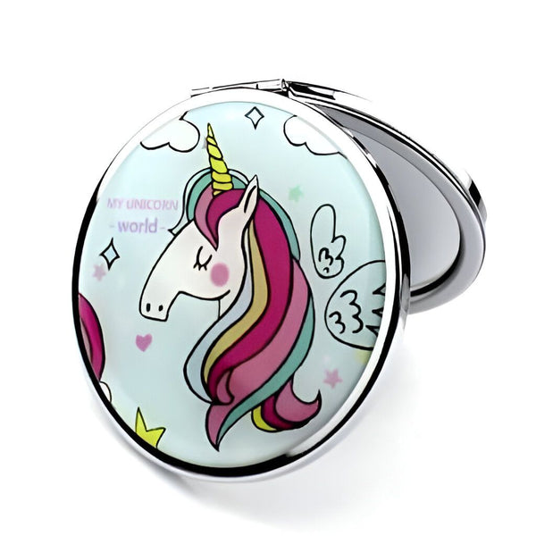 Miroir de poche rond argenté avec illustration d'un licorne kawaii sur fond bleu pastel. Inscription « My Unicorn World ». Idéal pour les enfants et les adultes fans de licornes. Accessoire de beauté pratique et mignon., 45501072441599 | Licorne Shop