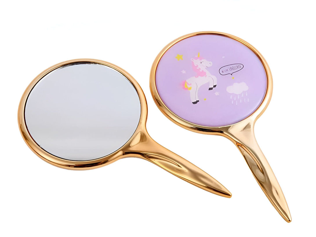 Deux miroirs à main ronds dorés. L'un est un miroir standard et l'autre a un motif de licorne sur un fond lavande., 45501072867583 | Licorne Shop