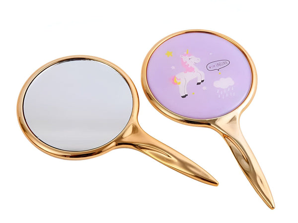 Deux miroirs à main ronds dorés. L'un est un miroir standard et l'autre a un motif de licorne sur un fond lavande., 45501072867583 | Licorne Shop