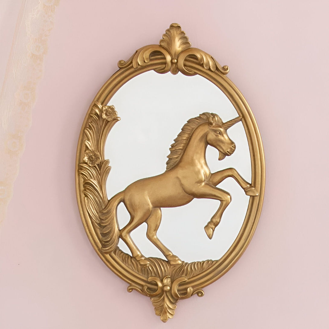 Miroir ovale doré avec un motif de licorne cabrée. Décoration murale élégante et féerique pour chambre d'enfant ou intérieur original. Réflection et sculpture dorée., 45501075685631 | Licorne Shop