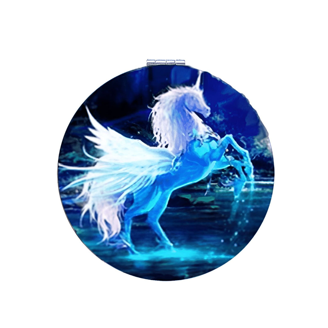 Miroir de poche rond illustrant un Pégase bleu clair, cheval ailé mythique, se cabrant dans une clairière nocturne. L'animal fantastique est mis en valeur par des touches de blanc lumineuses sur sa crinière, ses ailes et ses sabots., 45501074669823 | Licorne Shop