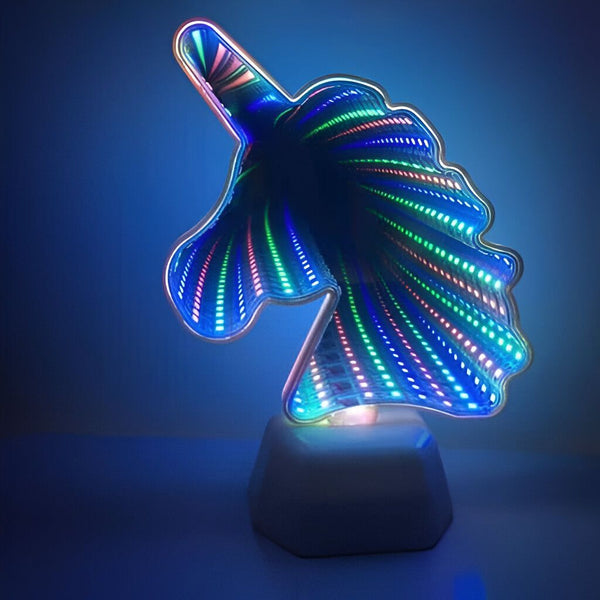 Lampe LED en forme de licorne avec un effet tunnel infini. Décoration lumineuse avec des lumières bleues, vertes et roses sur un fond bleu foncé. Éclairage d'ambiance original., 45501075259647 | Licorne Shop