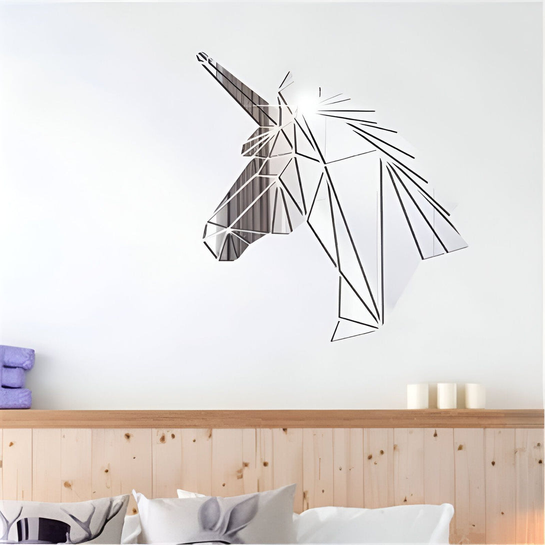 Tête de licorne géométrique miroir fixée au mur au-dessus d'un lit. Décoration moderne avec motif animal., 45501072769279 | Licorne Shop