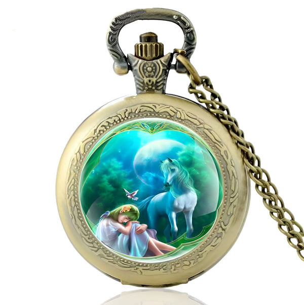Montre de poche vintage avec une illustration d'une jeune fille endormie près d'un cheval blanc dans un décor de forêt et de lune. Montre ornée d'une chaîne et d'un fermoir décoratif. Style féérique et romantique., 45501320626431 | Licorne Shop