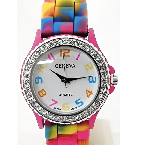 Montre Geneva colorée avec bracelet multicolore et cadran blanc orné de chiffres arc-en-ciel. Le boîtier rose est entouré de strass brillants. Montre fantaisie pour femme, idéale pour un look fun et tendance., 45502391943423 | Licorne Shop