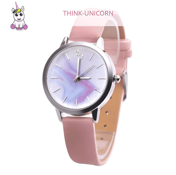 Montre-bracelet Think-Unicorn avec bracelet en cuir rose. Cadran nacré avec motif tourbillonnant bleu et rose. Petite silhouette de licorne à 12 heures., 45501318758655 | Licorne Shop