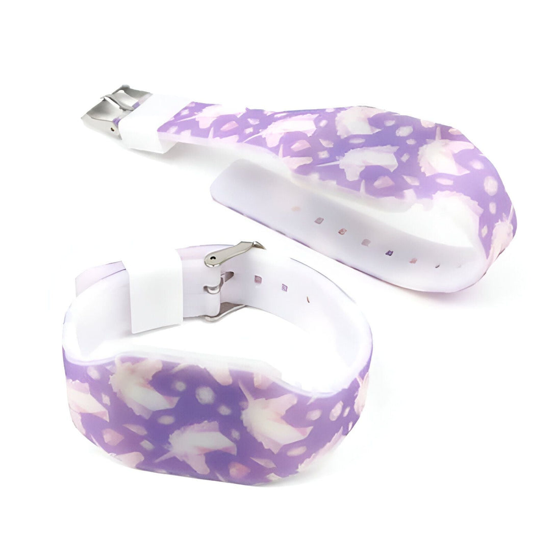 Montre pour enfant en silicone, motif licornes violettes et blanches, fermoir en métal. Accessoire de mode pour filles, style fantaisie et ludique. Idée cadeau originale., 45501321052415 | Licorne Shop