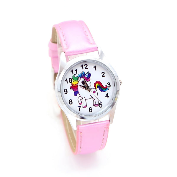 Une montre licorne avec un bracelet en cuir rose. Le cadran de la montre est blanc avec une image de licorne arc-en-ciel.