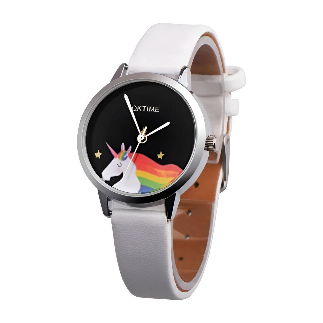 Une montre licorne blanche avec un cadran noir et un bracelet en cuir blanc.