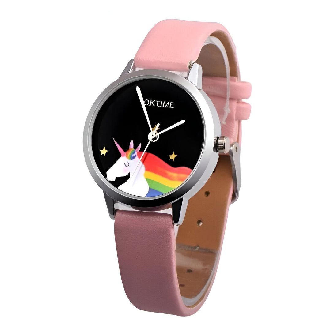 Une montre licorne avec un bracelet en cuir rose. Le cadran de la montre est noir avec une licorne blanche et arc-en-ciel.