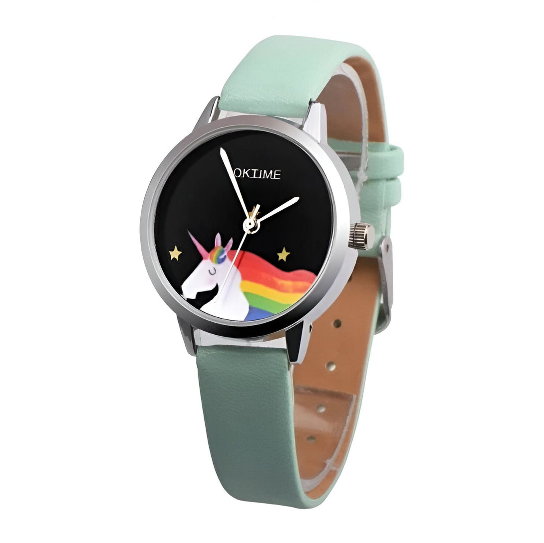 Une montre licorne avec un bracelet en cuir vert. Le cadran de la montre est noir avec une licorne arc-en-ciel.