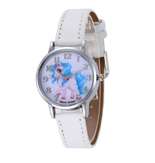 Une montre blanche avec un bracelet en cuir blanc et un cadran rond avec une image de poney.