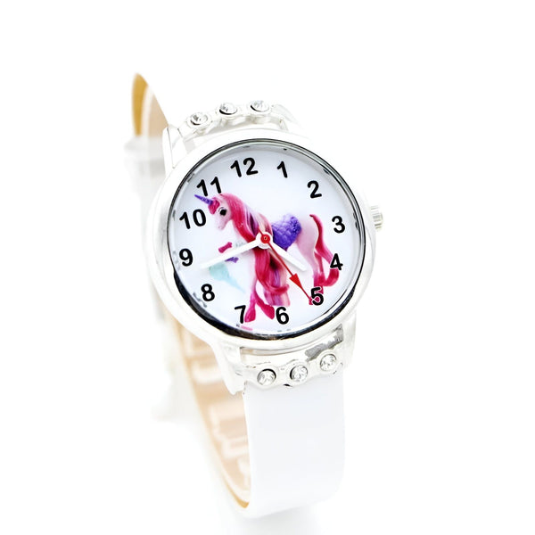 Une montre blanche avec un bracelet en cuir blanc et un cadran rond avec une image de licorne.