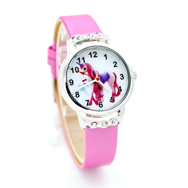 Une montre rose avec un bracelet en cuir et un cadran rond avec une image de licorne.