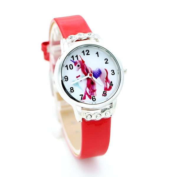 Une montre licorne rouge avec un bracelet en cuir rouge. Le cadran de la montre est blanc avec une image de licorne.