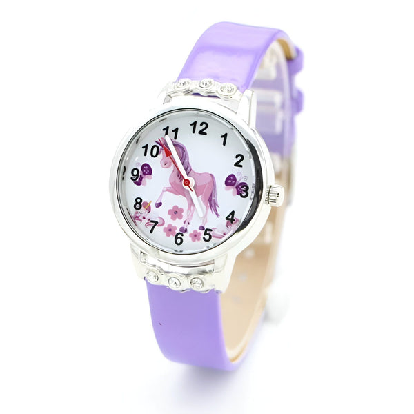 Une montre-bracelet analogique à quartz avec un bracelet en cuir violet et un cadran rond avec un motif de licorne.