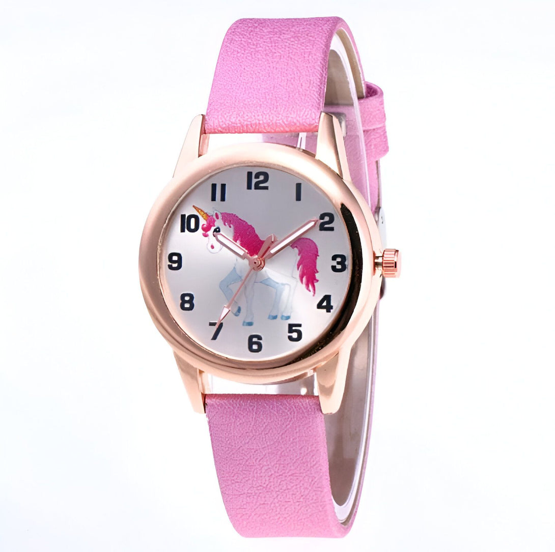 Une montre rose avec un cadran rond et un bracelet en cuir rose. Sur le cadran, il y a une image d'une licorne blanche et rose.