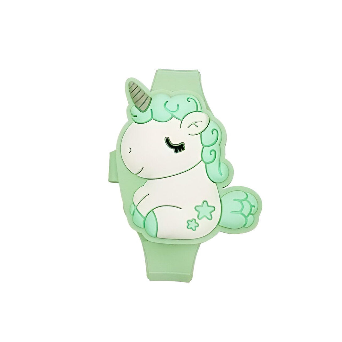 Une montre en forme de licorne verte avec des étoiles et des cils.