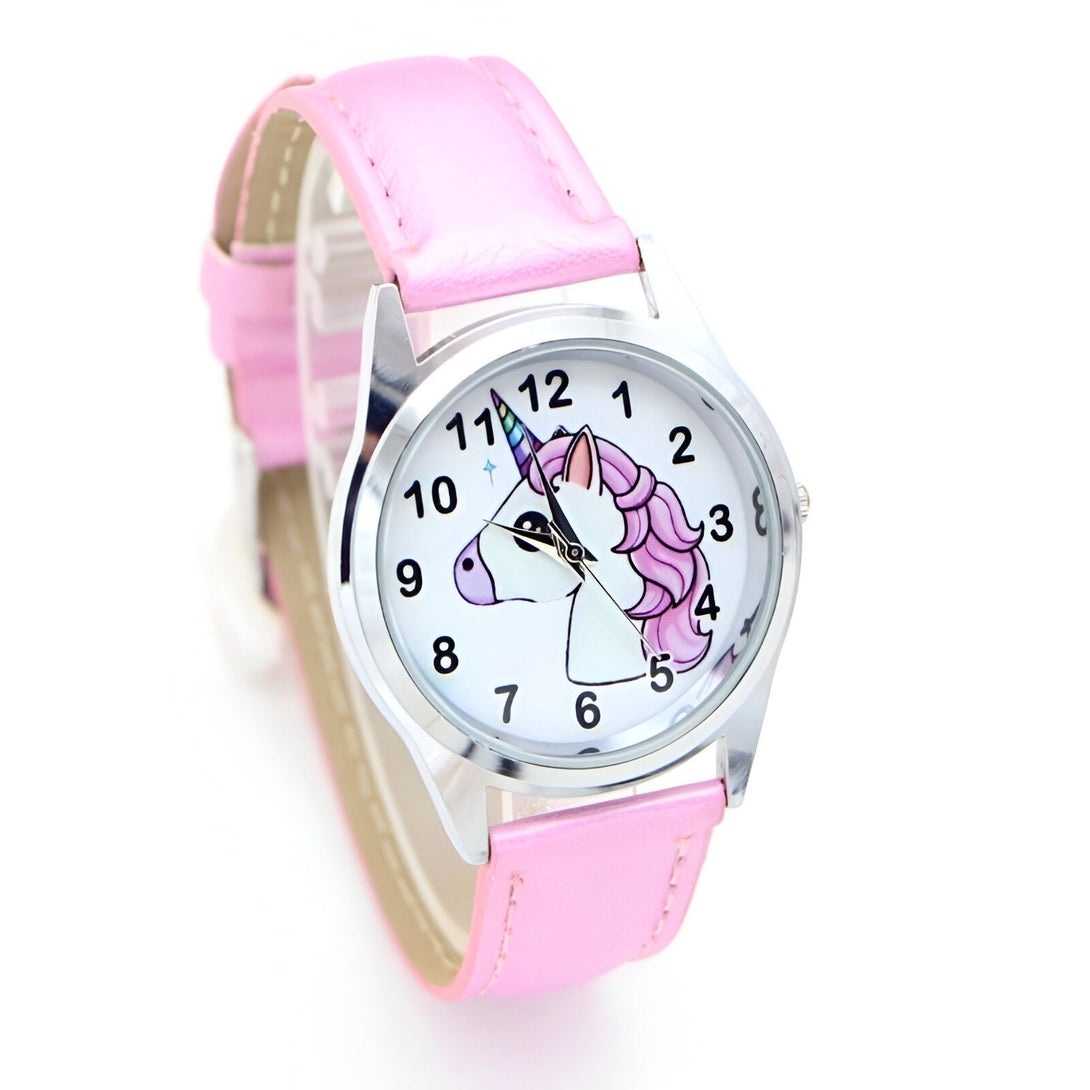 Une montre licorne rose avec un bracelet en cuir rose. Le cadran de la montre est blanc avec une image de licorne.