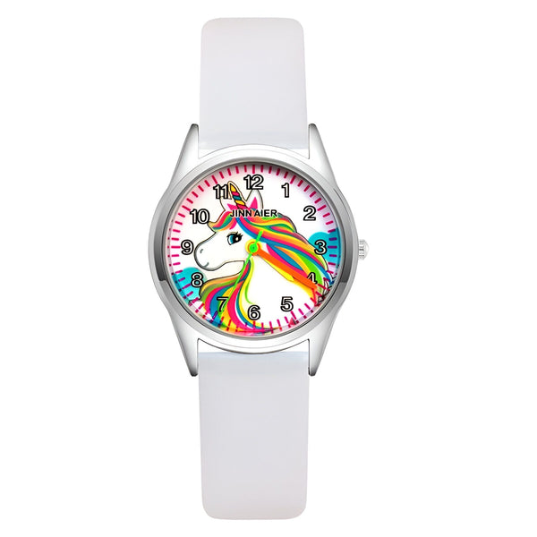 Une montre blanche avec un cadran rond et un bracelet en silicone blanc. Le cadran représente une licorne blanche avec une crinière et une queue arc-en-ciel.