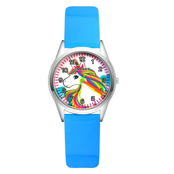 Une montre licorne avec un bracelet en silicone bleu. La montre a un cadran rond avec un fond blanc et des chiffres multicolores. La trotteuse est bleue.