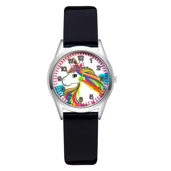 Une montre licorne avec un bracelet en cuir noir. Le cadran de la montre est blanc avec une image de licorne arc-en-ciel.