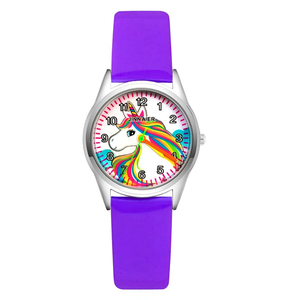 Une montre-bracelet analogique avec un cadran rond et un bracelet en silicone violet. Le cadran est blanc avec des chiffres arabes noirs et une image de licorne colorée.