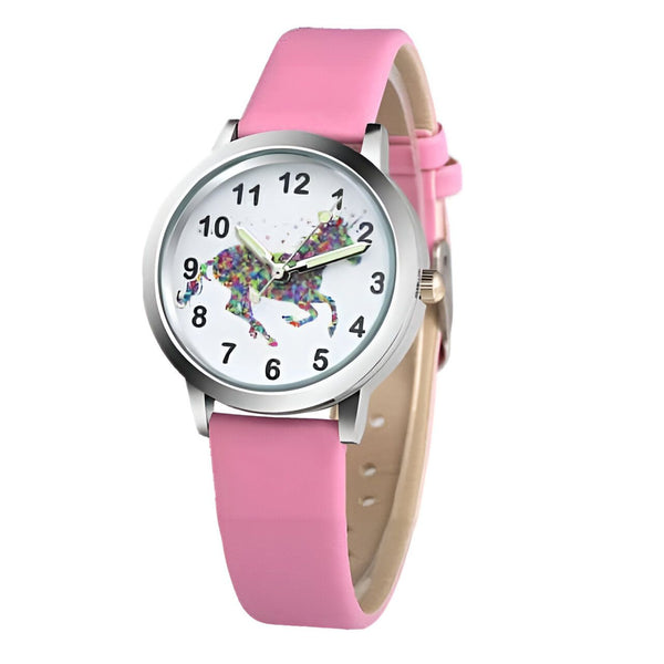 Montre pour enfant avec un bracelet rose et un cadran blanc avec un dessin de deux licornes colorées à l'intérieur. Affichage analogique avec chiffres, aiguilles pour les heures, les minutes et les secondes., 45501127524607 | Licorne Shop