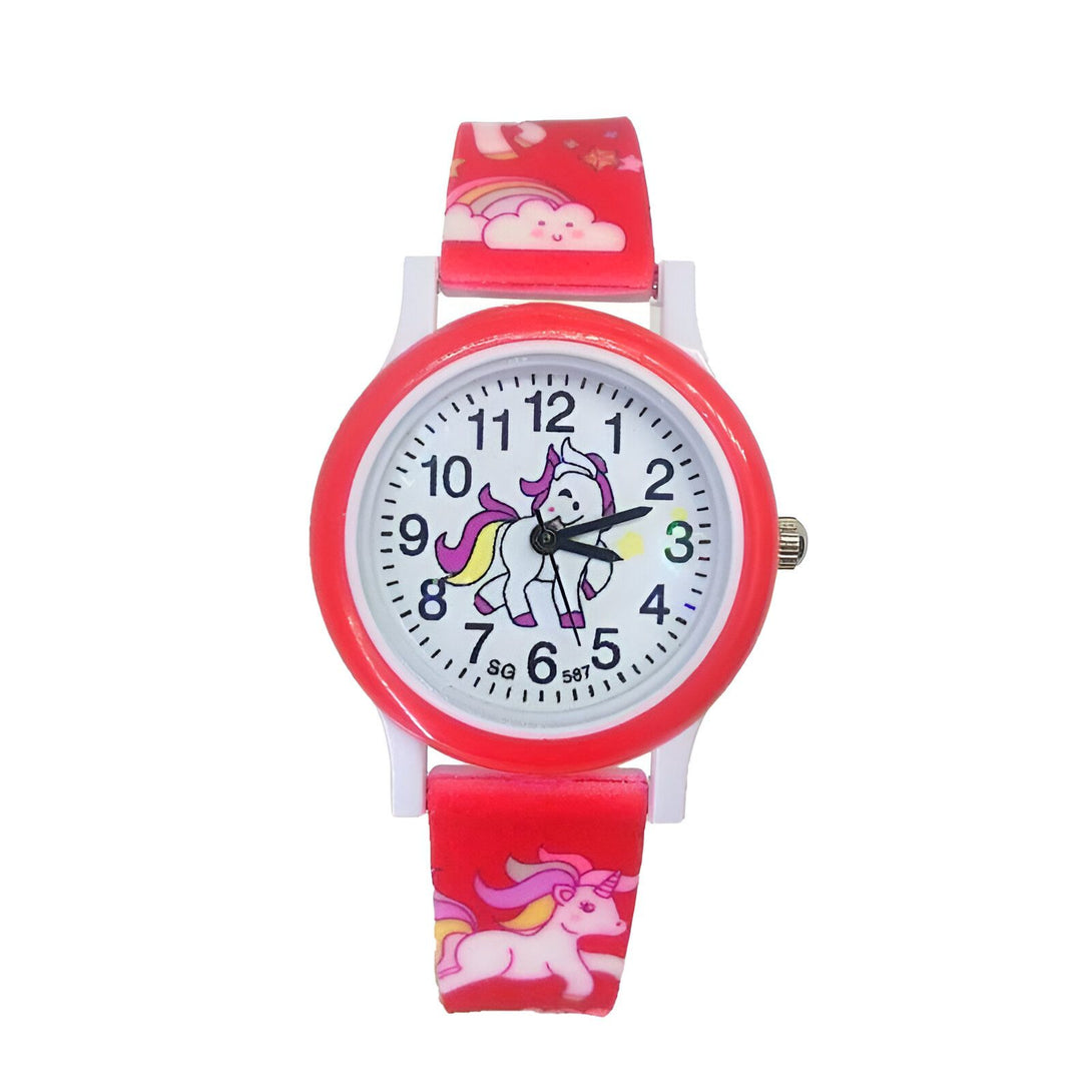 Une montre licorne rose avec un bracelet en silicone rouge. Le cadran de la montre est blanc avec des chiffres arabes noirs. Il y a une image de licorne sur le cadran.